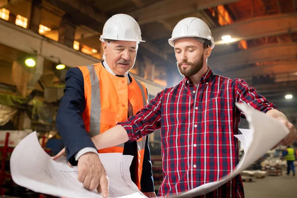 Envelhecido Jovens Construtores Engenheiros Discutindo Projeto Reunião Trabalho Planta Industrial — Fotografia de Stock