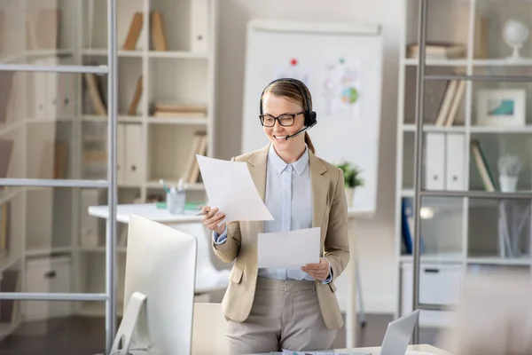 Glad Trygg Ung Business Lady Handsfree Enhet Med Mikrofon Stående — Stockfoto