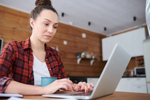 Ung Seriös Affärskvinna Eller Frilansare Casualwear Tittar Bärbar Bildskärm Samtidigt — Stockfoto