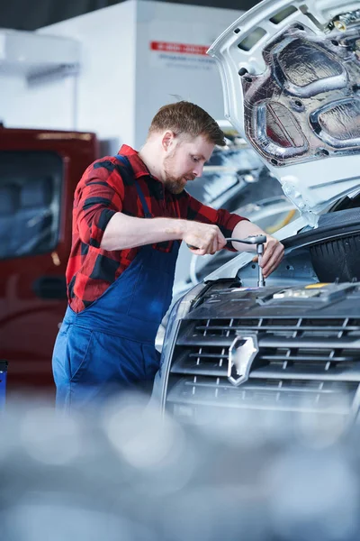 Fiatal Autószerelő Mester Munkaruha Hajlítás Motor Rögzítése Közben Csavarok Kéziszerszám — Stock Fotó