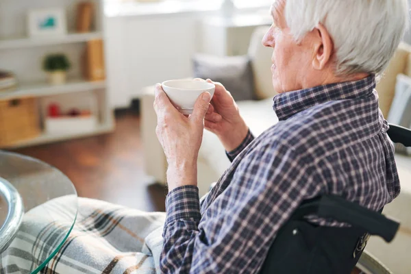 Handikappade Senior Man Rullstol Som Håller Kopp Medan Har Vila — Stockfoto