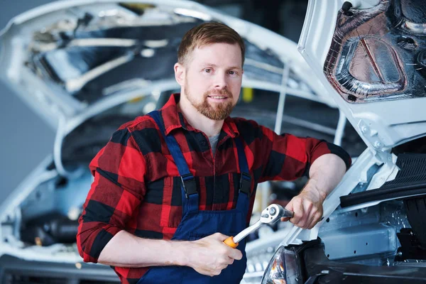 Jovem Reparador Barbudo Workwear Segurando Handtool Enquanto Está Carro Hangar — Fotografia de Stock