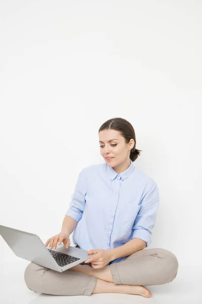 Junge Beiläufige Geschäftsfrau Schneidersitz Mit Laptop Schaut Sich Online Informationen — Stockfoto