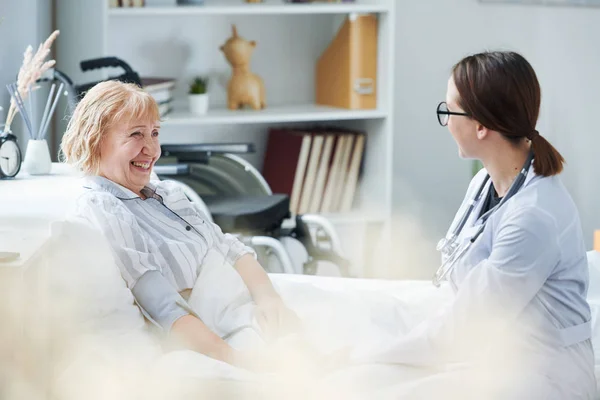 Happy Mature Woman Talking Nurse Doctor Hospital While Sitting Bed — Stock Photo, Image