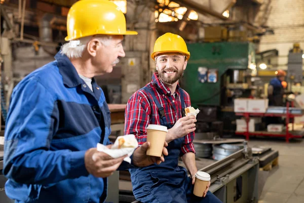 Feliz Jovem Barbudo Wngineer Com Lanche Bebida Ouvindo Seu Colega — Fotografia de Stock