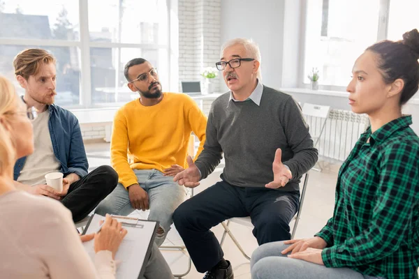 Hombre Pelo Gris Envejecido Ropa Casual Explicando Problema Sus Compañeros — Foto de Stock