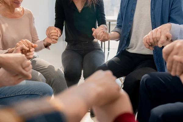 Grupo Personas Con Problemas Tomados Mano Mientras Sientan Círculo Durante — Foto de Stock