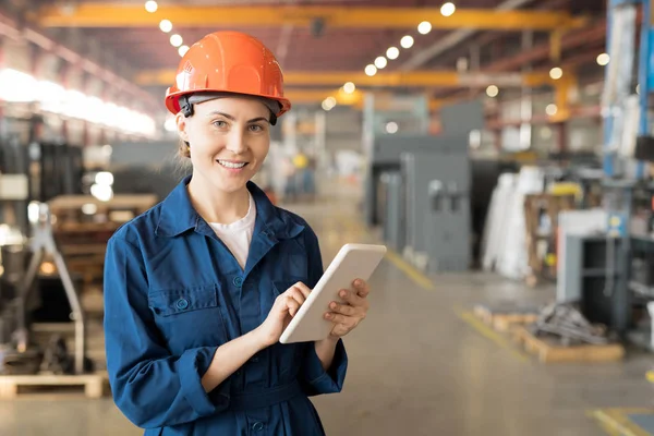 Jeune Ingénieure Grande Usine Industrielle Surfant Dans Filet Tout Tenant — Photo