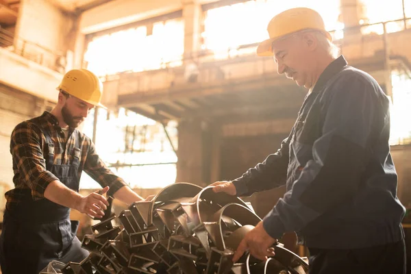 Dos Ingenieros Técnicos Contemporáneos Pie Junto Montón Detalles Metálicos Clasificándolos —  Fotos de Stock