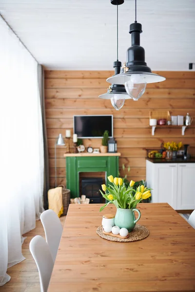 Intérieur Maison Avec Bouquet Fleurs Dans Vase Sur Une Table — Photo