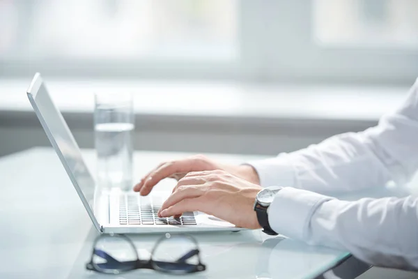 Handen Van Jonge Zakenman Wit Overhemd Aanraken Toetsen Van Het — Stockfoto