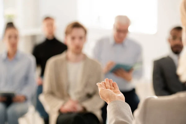 Mano Confianza Profesional Entrenador Negocios Durante Explicación Del Punto Conferencia — Foto de Stock