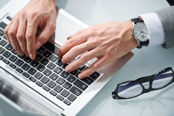 Visão Superior Mãos Empresário Contemporâneas Elegantes Chaves Teclado Laptop Durante — Fotografia de Stock