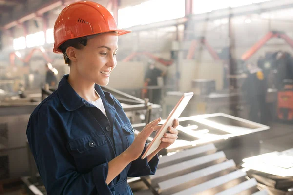 Engenheira Muito Yung Feminino Técnico Uniforme Capacete Navegar Rede Enquanto — Fotografia de Stock