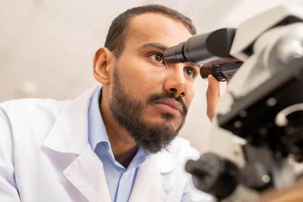 Serieuze Geconcentreerde Jonge Arabische Mannelijke Wetenschapper Met Baard Snor Draaiend — Stockfoto