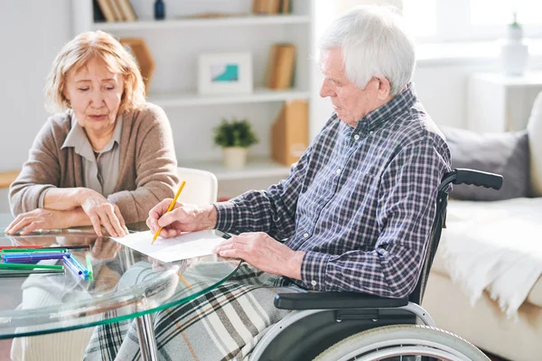 Donna Anziana Che Parla Con Suo Marito Handicappato Pensione Sedia — Foto Stock