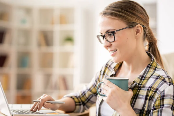 Content Optimistic Young Woman Ponytail Drinking Coffee Using Laptop While — Stock Photo, Image