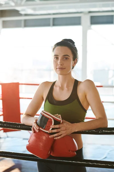 Jolie Jeune Femme Brune Avec Des Gants Boxe Prête Entraîner — Photo