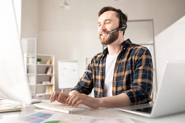 Operador Amigable Para Jóvenes Con Auriculares Presionando Las Teclas Del — Foto de Stock