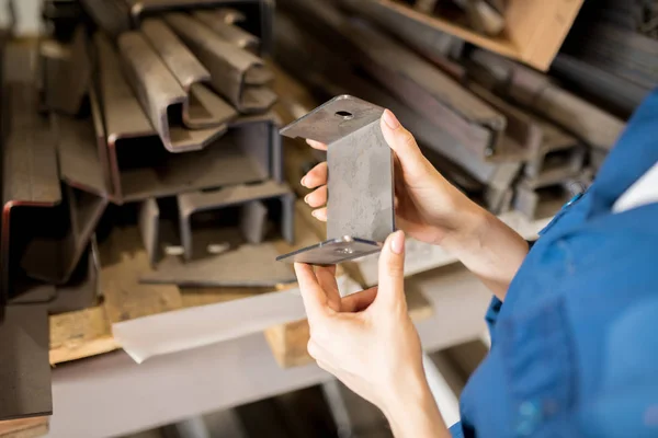 Makine Tamiri Için Bir Tane Seçerken Yeni Metal Veya Çelik — Stok fotoğraf
