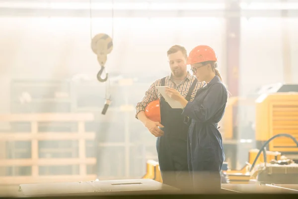 Dos Jóvenes Ingenieros Profesionales Planta Industrial Pie Sala Trabajo Discutir — Foto de Stock