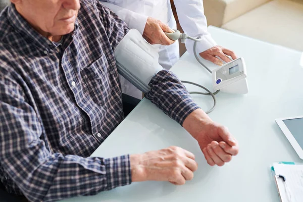 Overzicht Van Senior Zieke Man Met Zijn Bloeddruk Gemeten Door — Stockfoto