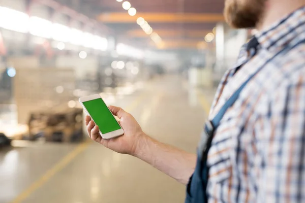 Hand Eines Jungen Zeitgenössischen Fabrikarbeiters Mit Touchscreen Gadget Während Der — Stockfoto