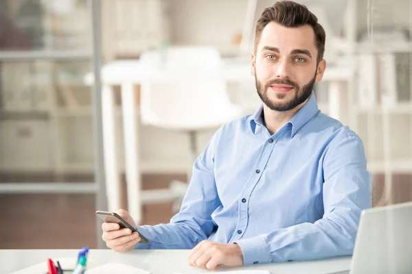 Tillitsfull Ung Kontor Direktör Med Anordning Sittande Vid Skrivbord Fördriva — Stockfoto