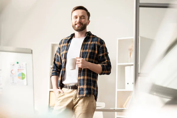 Jovem Homem Confiante Casualwear Segurando Caneca Com Chá Enquanto Tem — Fotografia de Stock