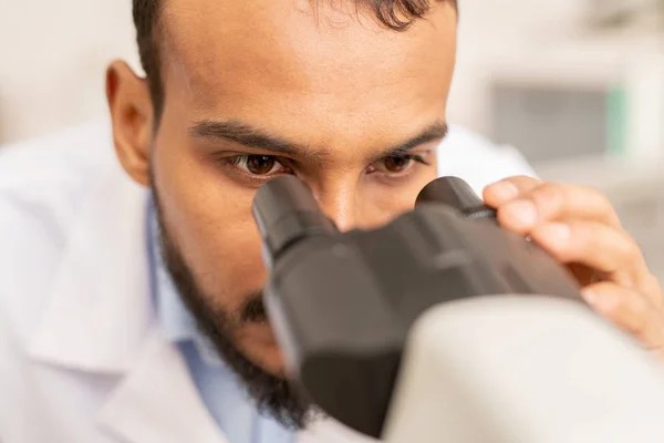 Close Van Geconcentreerde Midden Oosterse Mannelijke Laboratorium Expert Zoek Naar — Stockfoto