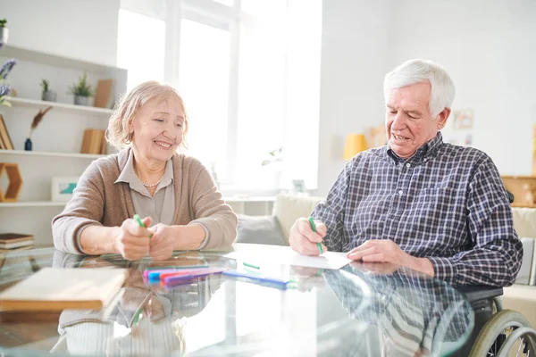 Senior Pensionato Coppia Creativa Seduta Tavolo Soggiorno Disegno Con Evidenziatori — Foto Stock