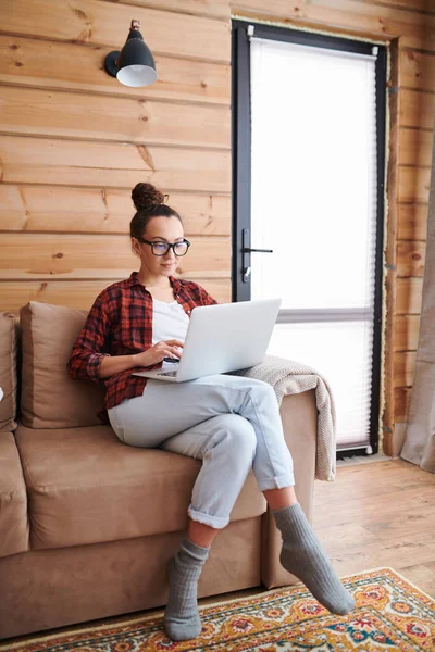 Ung Casual Kvinna Vit Tee Flanell Ljusblå Jeans Och Grå — Stockfoto