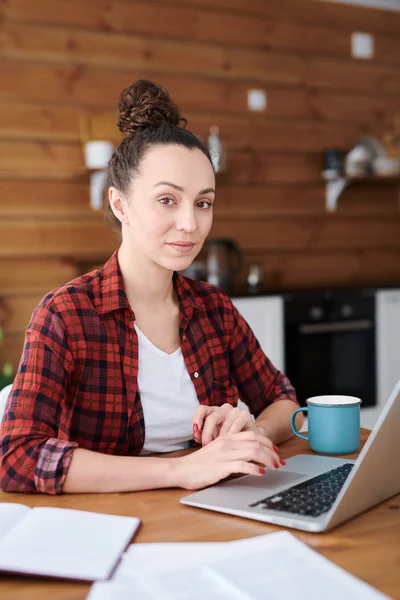 Ung Självsäker Brunett Kvinnlig Designer Casualwear Tittar Dig När Sitter — Stockfoto