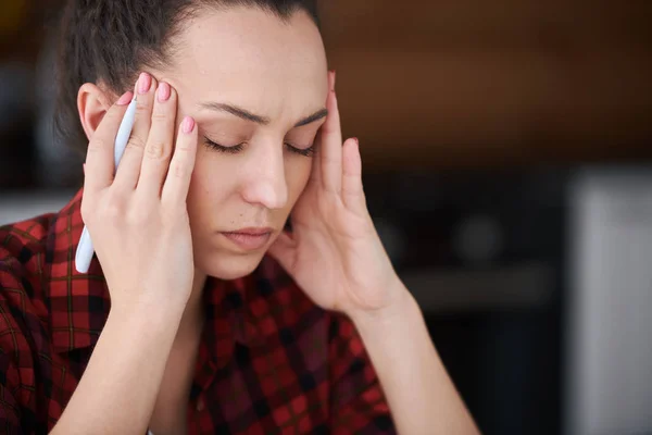 Junge Müde Brünette Frau Mit Stift Die Ihre Schläfen Berührt — Stockfoto