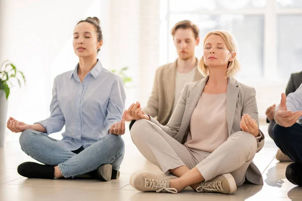 Mujeres Maduras Jóvenes Hombres Ropa Casual Practicando Ejercicio Yoga Suelo —  Fotos de Stock