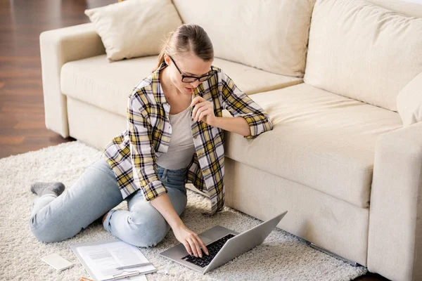 Serious Joven Agente Independiente Sentado Suelo Uso Computadora Portátil Mientras — Foto de Stock