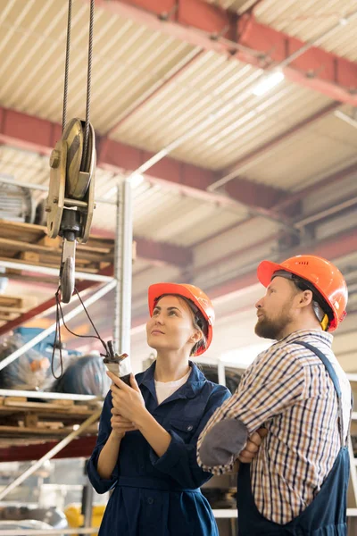 Två Unga Samtida Ingenjörer Testa Industriell Utrustning Verkstad Stora Fabriken — Stockfoto