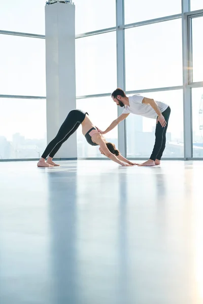 Junge Yoga Trainerin Hilft Fitten Mädchen Bei Schwierigen Gleichgewichtsübungen Auf — Stockfoto