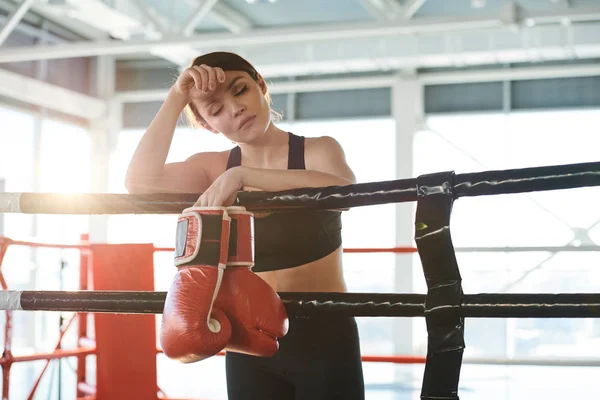 Jonge Vermoeide Vrouw Sportkleding Die Bokshandschoenen Vasthoudt Terwijl Zich Probeert — Stockfoto