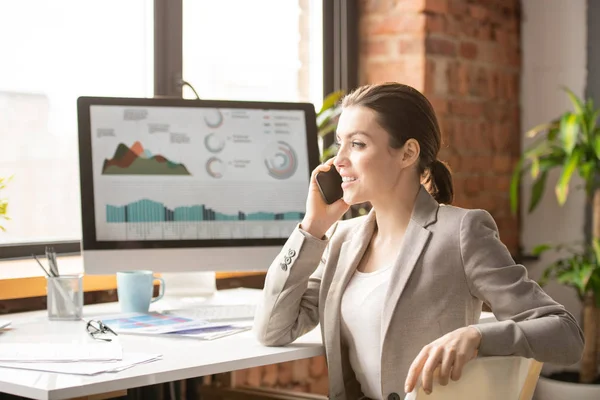 Lycklig Ung Brunett Kontorschef Consuting Klient Smartphone När Sitter Vid — Stockfoto