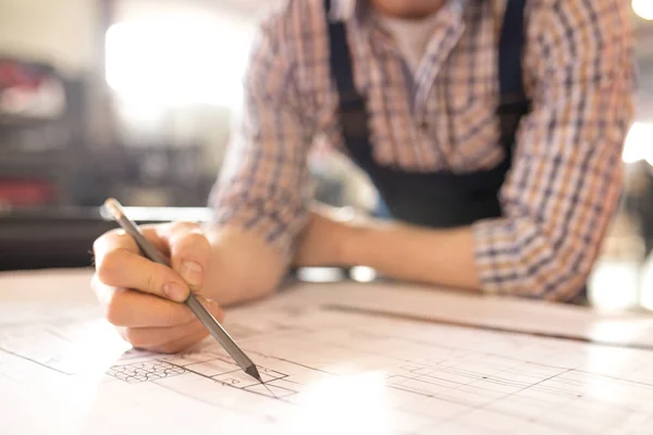 Hand Des Jungen Ingenieurs Mit Bleistift Zeigt Während Der Arbeit — Stockfoto