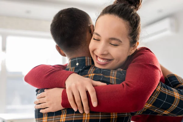 Happy Young Mixed Race Kvinna Som Ger Kram Till Sin — Stockfoto