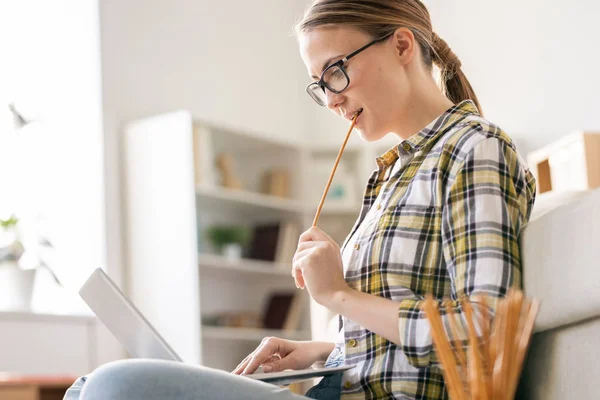 Spokojující Studentská Dívka Brýlích Které Sedí Podlaze Používají Laptopy Při — Stock fotografie