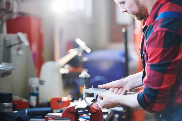 Ung Reparatör Eller Tekniker Som Vidtar Åtgärder Metallisk Arbetsstyckets Bredd — Stockfoto