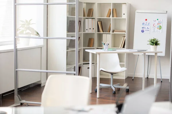 Moderner Büroarbeitsplatz Weißer Tisch Und Rollstuhl Neben Regalen Und Whiteboard — Stockfoto