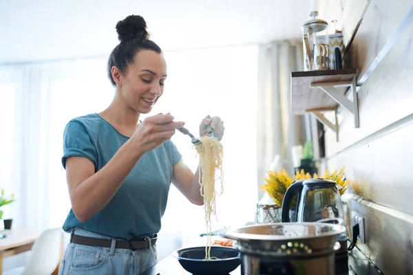 Giovane Donna Casualwear Che Tiene Spaghetti Due Forchette Sopra Ciotola — Foto Stock