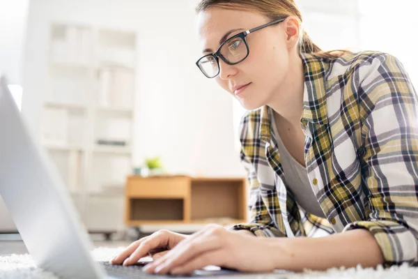 Conteúdo Menina Estudante Camisa Quadriculada Deitada Chão Digitando Laptop Enquanto — Fotografia de Stock