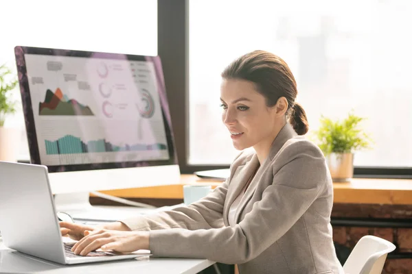 Ung Affärsanalytiker Kostym Sitter Vid Skrivbordet Framför Laptop Medan Surfar — Stockfoto