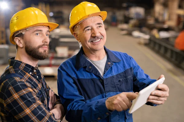 Senior Lachende Zakenman Hardhat Werkkleding Wijzend Het Display Van Touchpad — Stockfoto