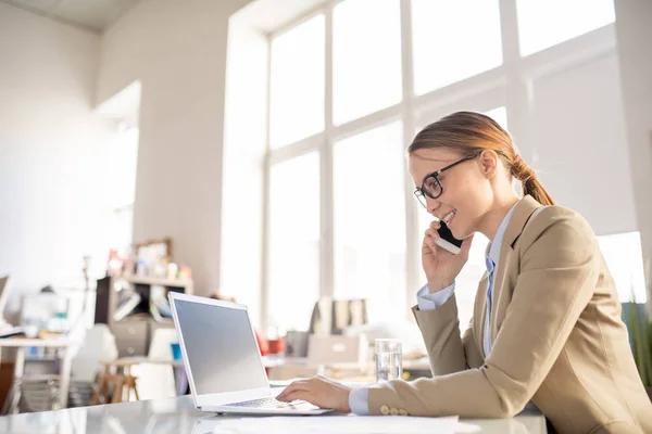 Cep Telefonu Konuşurken Müşteri Ile Çalışırken Masada Oturan Dizüstü Bilgisayar — Stok fotoğraf